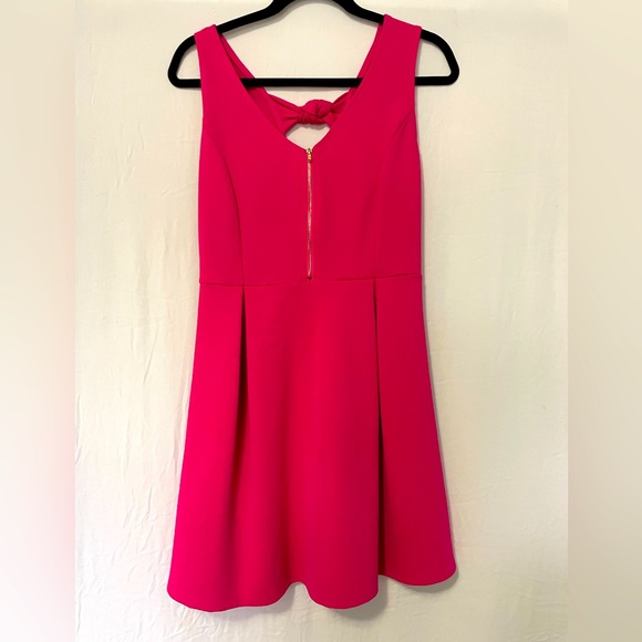 Pink party dress with adorable bow detail - Picture 2 of 5